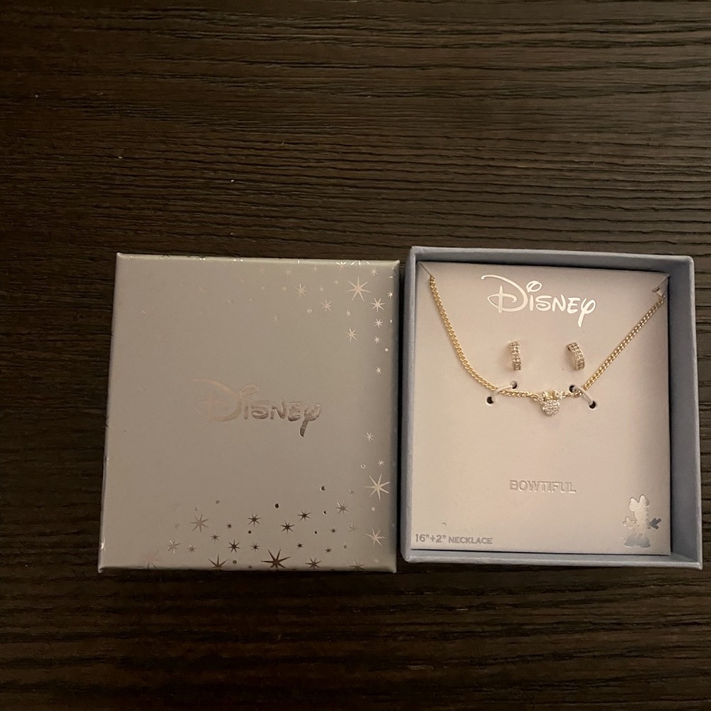 NEW Disney “Bowtiful” Minnie Mouse earring and necklace set